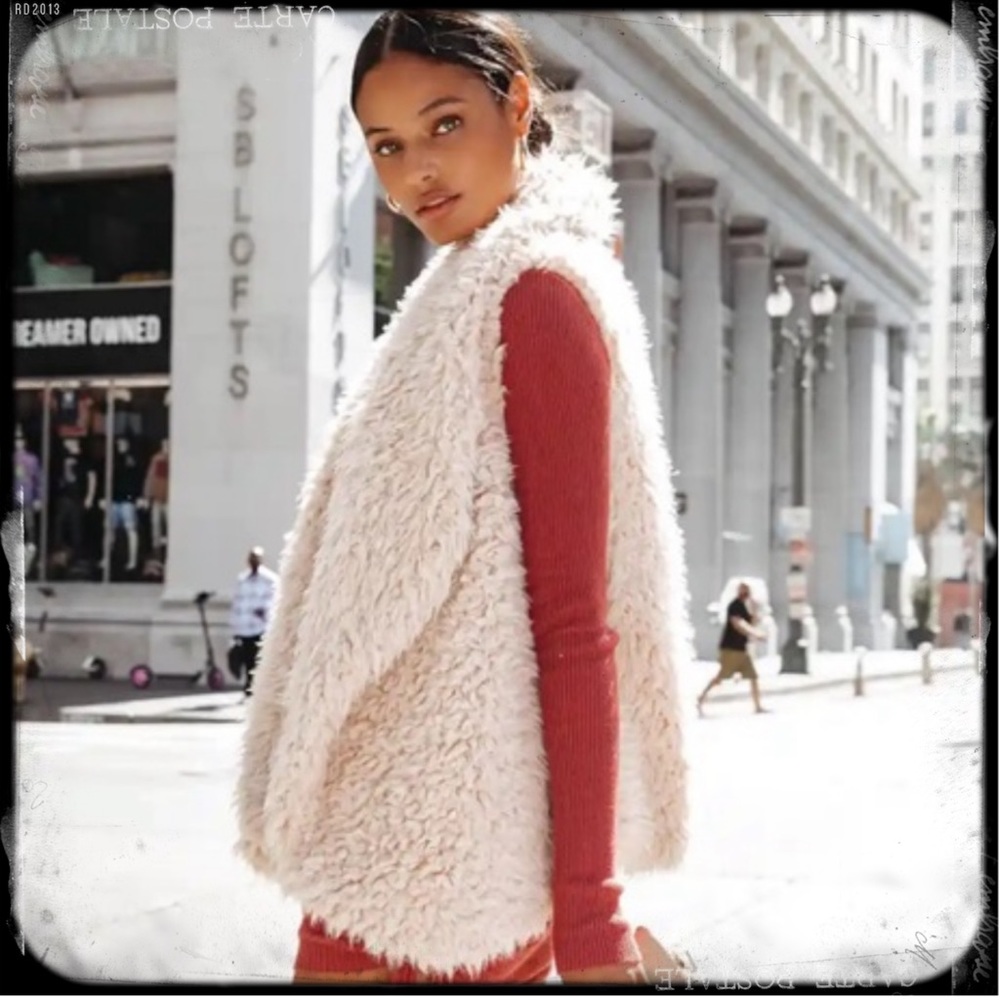 TWO BY VINCE CAMUTO CREAM FURRY TEDDY VEST EUC